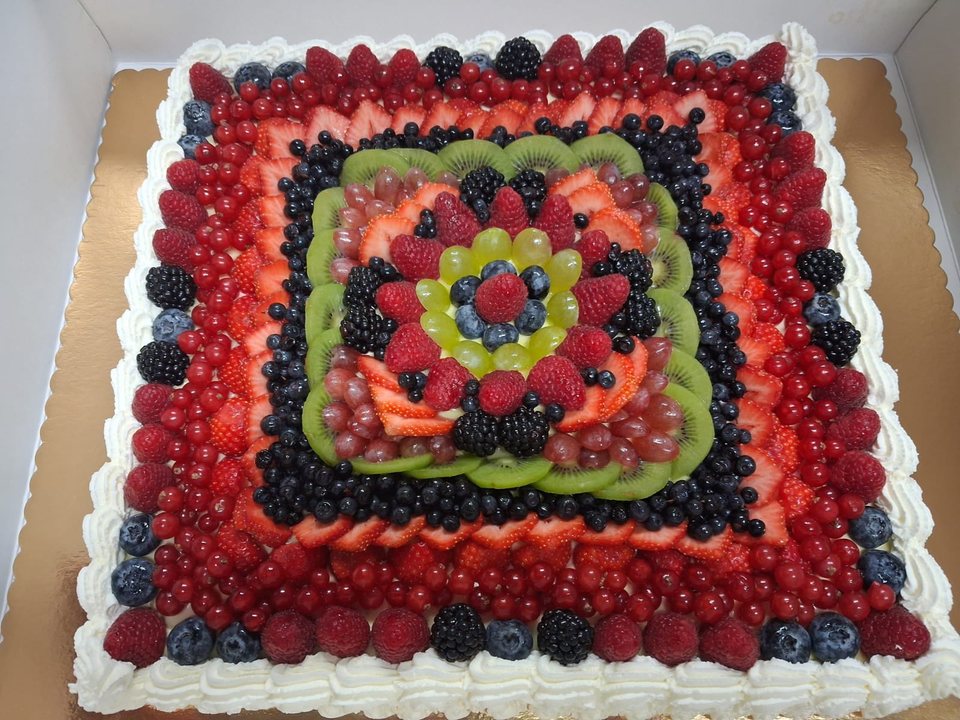 Rectangular cake with strawberries, kiwi, grapes and mixed berries
