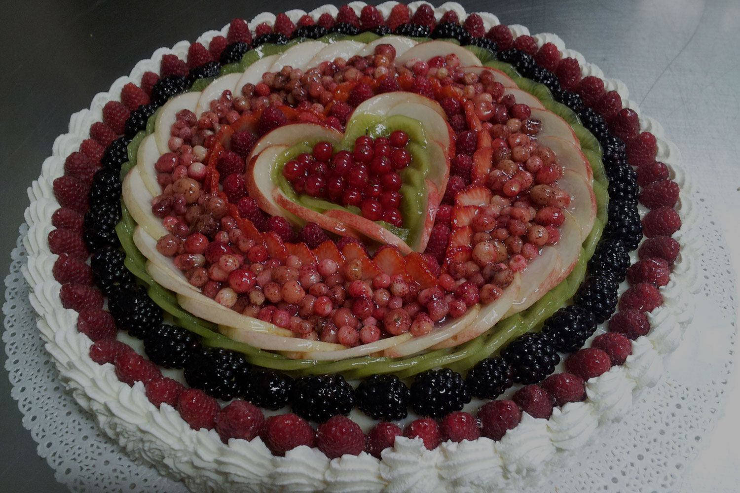 Torta artigianale alla frutta con decorazione a cuore